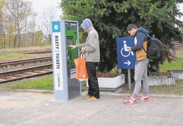 Biletomat jest na peronie pod gołym niebem. Deszcz czy śnieg zrobiły swoje i nie zawsze działa tak, jak powinien.