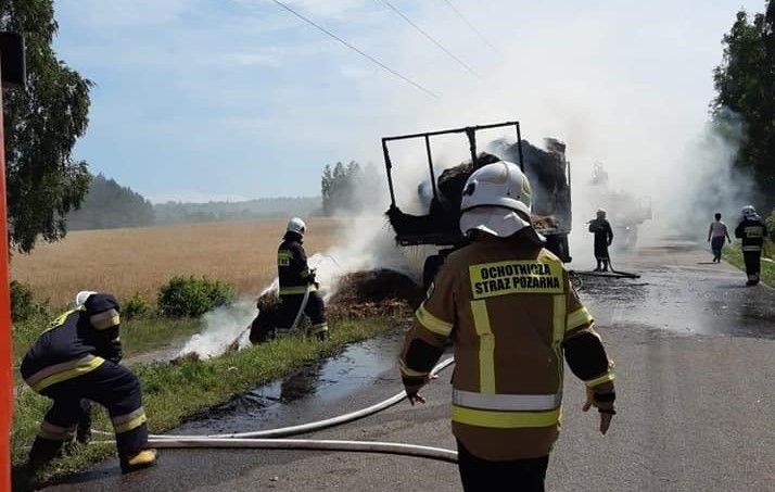 Kobylaki. Pożar ciągnika z przyczepą przewożącego słomę