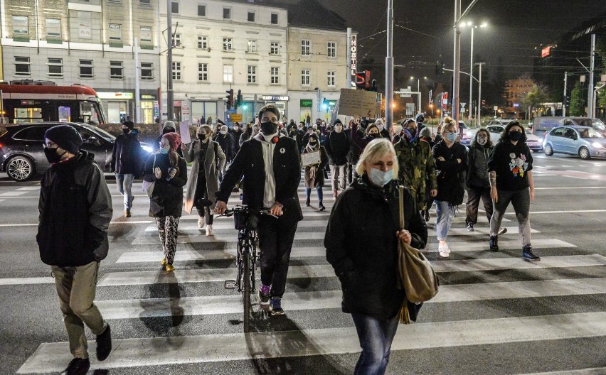 Strajk Kobiet w Gdańsku 18.11.2020. Zaplanowano wspólny marsz na Plac Solidarności. W ten sposób protestujący chcą poprzeć "Blokadę Sejmu"