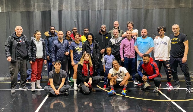 Dylan Nahi (w środku górnego rzędu w czarnej bluzie) i drużyna Newy York City Team Handball Club.