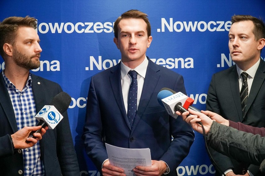 Adam Szłapka, szef Nowoczesnej chce by 350 mln zł z budżetu...