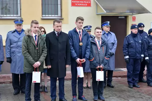 Wiktor Przepióra, Bartosz Nyga oraz Tomasz Stolarczyk z medalami i ministrem Mariuszem Błaszczakiem.