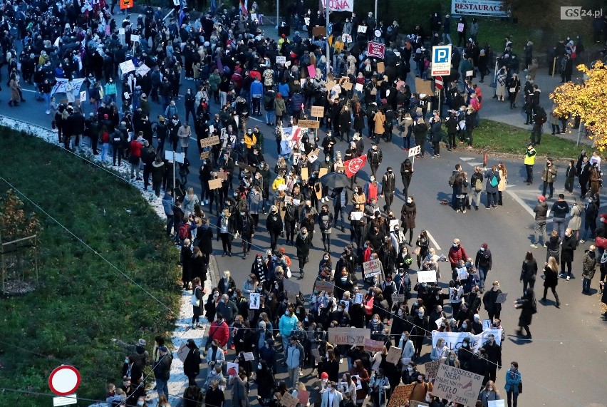 Protest (nie tylko) kobiet w Szczecinie. Głośne klaksony i blokada pl. Szarych Szeregów. To kolejny dzień manifestacji - 26.10.2020