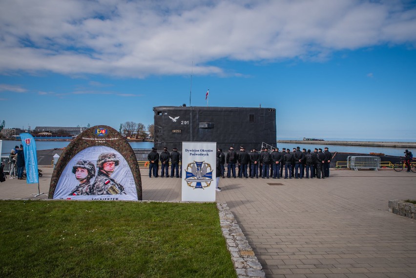 Rzadki widok w Basenie Prezydenta w Gdyni. „Dar Młodzieży” ustąpił miejsca naszemu okrętowi podwodnemu ORP Orzeł