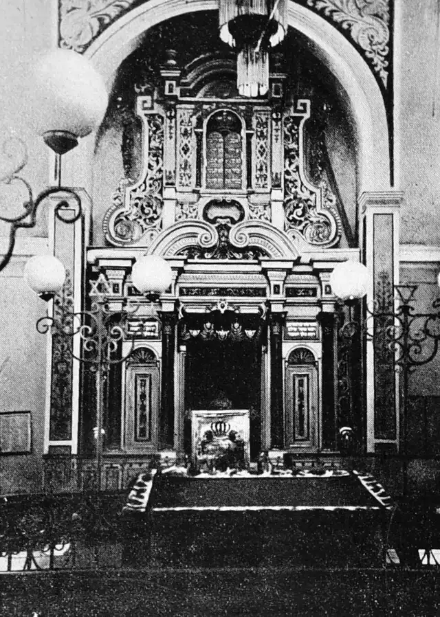 Wnętrze synagogi z 1880 roku. Była to jedna z pierwszych synagog w Polsce, która była ośrodkiem syjonizmu.