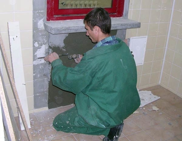 Osadzeni pracujący w Szpitalu Wojewódzkim w Tarnobrzegu, pomagają najczęściej przy drobnych pracach remontowych.