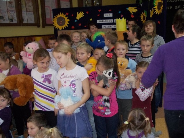 Uczniowie z Rzucowa przygotowali imprezę z okazji Światowego Dnia Pluszowego Misia.