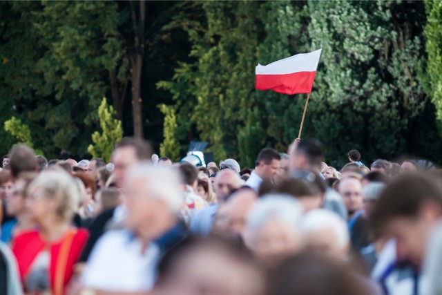 Polska jako jedyny kraj w Europie ma dwie oficjalne flagi państwowe.  Jedną z orłem, drugą bez orła. Według ustawy z 31 stycznia 1980 r. o godle, barwach i hymnie państwowym, oficjalna flaga ma kolor biały i czerwony.Jednak przedstawicielstwa dyplomatyczne za granicą i marynarkę handlową obowiązuje flaga z godłem państwowym na górnym białym pasie.