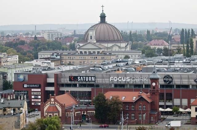 Panorama miasta - Focus Mall i w tle Bazylika