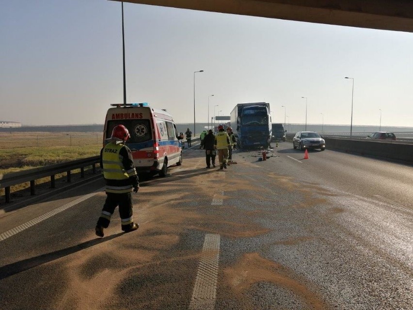 Bochnia. Wypadek na autostradzie, zderzyły się dwie ciężarówki [ZDJĘCIA]