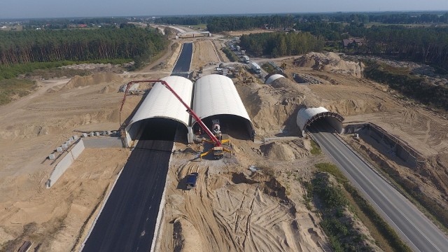 Zaglądamy na plac budowy drogi ekspresowej S5 w województwie kujawsko-pomorskim. Tym razem na odcinki, które buduje konsorcjum firm Kobylarnia S.A. i Mirbud S.A.: Dworzysko - Aleksandrowo oraz Białe Błota – Szubin. Więcej zdjęć na następnych stronachOdcinek Białe Błota - Szubin o długości 9,7 km realizowany jest w powiatach bydgoskim i nakielskim. Wartość kontraktu opiewa na 359,4 mln zł. Odcinek Dworzysko - Aleksandrowo liczy około 22,5 km. Tu wartość kontraktu to 583,3 mln zł. Na następnych stronach zdjęcia z drona (z września) udostępnione przez firmę Mirbud S.A. oraz GDDKiA.Wideo można obejrzeć poniżej:(źródłó: Mirbud S.A.)(oprac. sier)