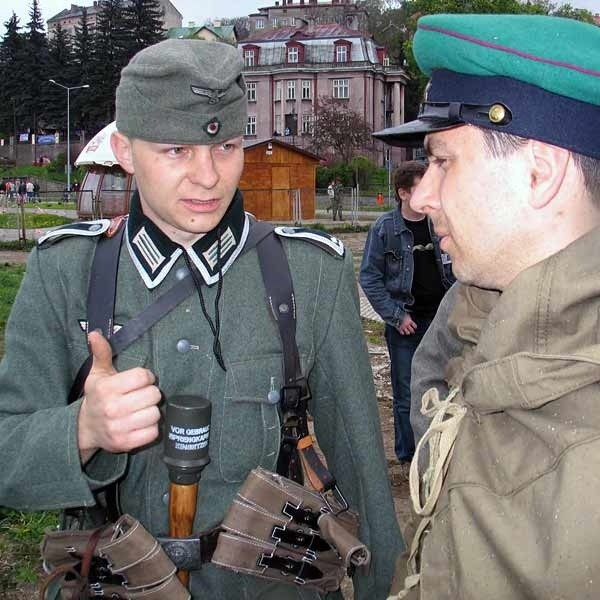 Dowódca Przemyskiego Oddziału Rekonstrukcji Historycznej Mirosław Majkowski (z lewej) chce, aby rekonstrukcja operacji Barbarossa ściągała do Przemyśla tysiące turystów.