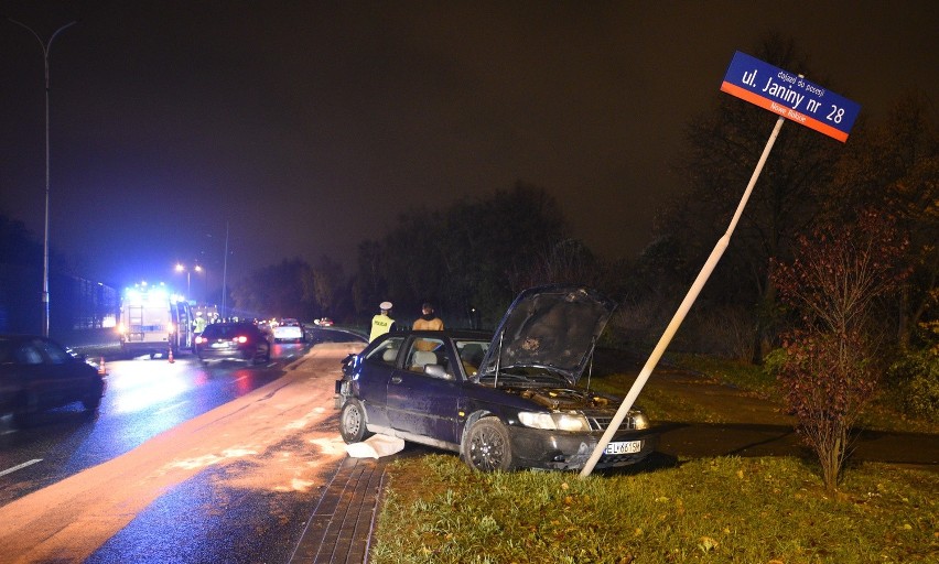 Wypadek na Jana Pawła II w Łodzi. Ranny kierowca audi [ZDJĘCIA]