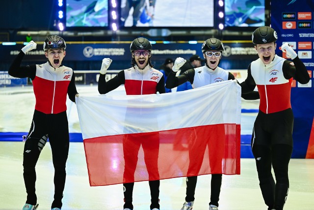 Polska sztafeta na 5000 m, w składzie: Diane Sellier, Michał Niewiński, Łukasz Kuczyński i Felix Pigeon, cieszy się z brązowego medalu podczas mistrzostw Europy w short tracku