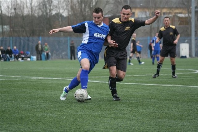 Orzeł Służewo (na niebiesko) przegrał z Kujawiakiem Kruszyn 0:1