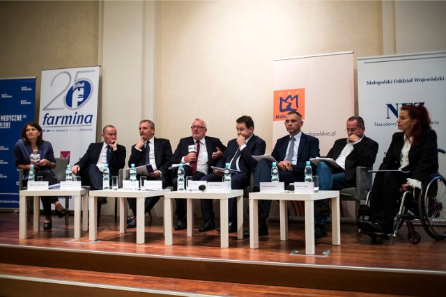 Forum Medyczne Małopolski. Na zdjęciu od lewej: Anna Górska (prowadząca), Zbigniew Król, Tomasz Filarski, prof. Andrzej Matyja, Marcin Mikos, Dariusz Madera, Paweł Wójtowicz, Małgorzata Felger.