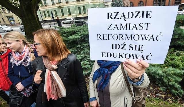 Protest przed Urzędem Wojewódzkim Nauczyciele ZNPProtest przed Urzędem Wojewódzkim Nauczyciele ZNP