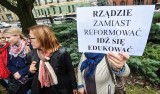 Nauczyciele protestowali pod Urzędem Wojewódzkim. Czego chcą od rządu? [zdjęcia]