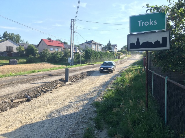 Trwający od kilku miesięcy remont drogi w Troksie i Braciejówce coraz bardziej denerwuje mieszkańców i kierowców. Chcieliby w końcu móc normalnie dojeżdżać do swoich domów. Zakończenie prac planowane jest na 30 września.