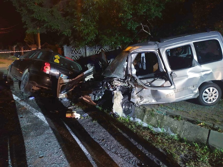Zderzenie  trzech samochodów na drodze krajowej numer 74 w miejscowości Lechów. Trzy osoby ranne