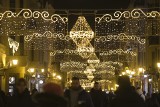 Toruń błyszczy świątecznym nastrojem. Tak wyglądają iluminacje na szerokiej i Rynku Staromiejskim [Zdjęcia]