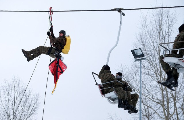 W Przemyślu trwają ostatnie przygotowania do rozpoczęcia sezonu narciarskiego 2019. W środę przy dolnej stacji kolejki krzesełkowej odbyły się ćwiczenia ewakuacji w przypadku awarii. 47 osób ewakuowali żołnierze z 5. Batalionu Strzelców Podhalańskich w Przemyślu, strażacy z PSP w Przemyślu, OSP Bolestraszyce, OSP Medyka i strażacy z grupy ratownictwa wysokościowego KW PSP w Rzeszowie.Zobacz także: 140 narciarzy utknęło na zepsutym wyciągu w Montanie. Ewakuacja przebiegła pomyślnie, nikt nie ucierpiał