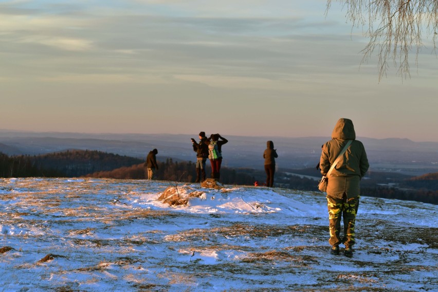 Zachód słońca z Przymiarek w Beskidzie Niskim z widokiem na Tatry [ZDJĘCIA]