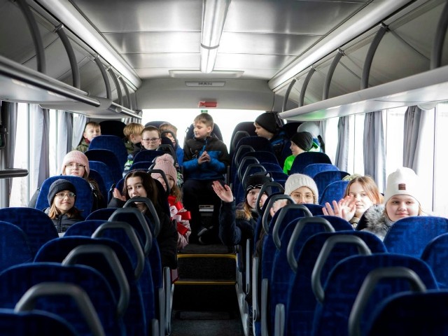 Uczniowie szkoły we Wsoli będą jeździli nowym autokarem, pieniądze na zakup autobusy Urząd Gminy Jedlińsk dostał z Polskiego Ładu.