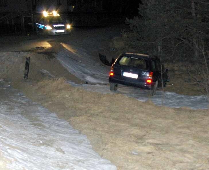 22-latek wjechał do przydrożnego rowu i uderzył w skarpę