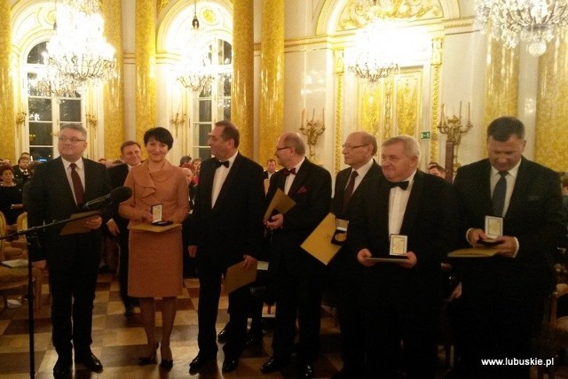 Uroczysta gala odbyła się na Zamku Królewskim w Warszawie. Nagrody odebrali m.in. Elżbieta Polak (druga z lewej) i prezydent Gorzowa Tadeusz Jędrzejczak (drugi z prawej)