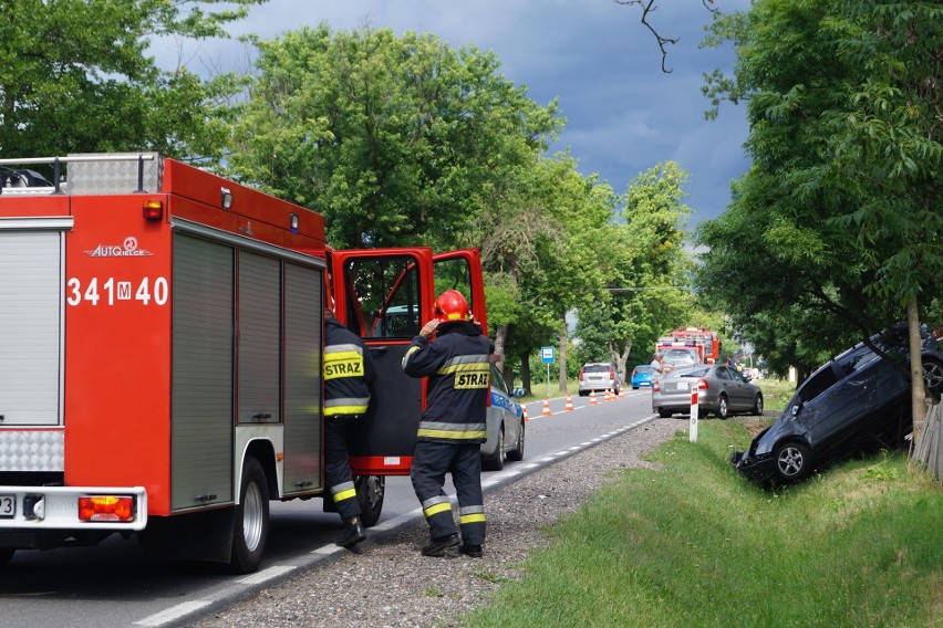 Wypadek w Dylewie na DK 53. Zderzenie dwóch samochodów osobowych. Matkę z dzieckiem zabrano do szpitala