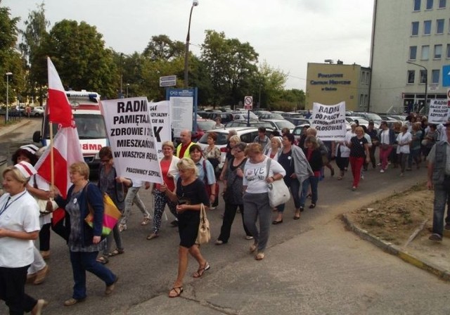 Pracownicy Powiatowego Centrum Medycznego w Grójcu wyszli na ulicę w proteście przeciwko likwidacji lecznicy.  - Tu pracuje  400 osób, jest  250 łóżek dla chorych - krzyczeli zdesperowani.