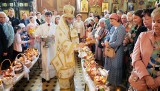 Wielka Sobota w Cerkwi Prawosławnej. Wierni święcą pokarmy i oddają cześć Jezusowi złożonemu do grobu. Zdjęcia z białostockiego soboru