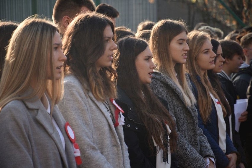 "Rekord dla Niepodległej" w Kielcach. Uczniowie śpiewali hymn w piątek o 11.11 - zobaczcie wideo i zdjęcia