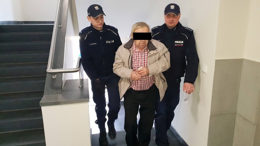 Pożar w Żędowicach. Prokuratura w Strzelcach Opolskich zarzuca 71-latkowi, że podłożył ogień w domu. Mogły zginąć jego wnuki i synowa