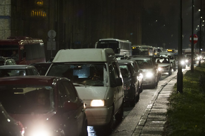 Poważny wypadek pod Cracovią, kobieta wpadła pod tramwaj