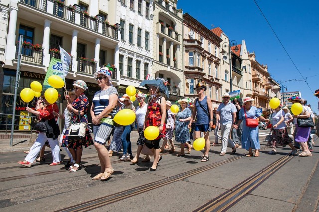 Bydgoska Rada Seniorów i Pracownia Integracji Międzypokoleniowej Kujawsko-Pomorskiego Centrum Kultury w Bydgoszczy przygotowały tradycyjny "Marsz Kapeluszowy", który w niedzielę, 9 czerwca przeszedł ulicami Bydgoszczy (z Placu Wolności na Wyspę Młyńską). Imprezę zorganizowano już po raz 11. Jak zwykle seniorzy nie zawiedli i można było podziwiać eleganckie, fantazyjne, kolorowe i zabawne nakrycia głowy. więcej zdjęć >>>Czy bydgoskie szkoły są bezpieczne?