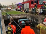 Wypadek w Dąbrowie Górniczej: Auto wpadło do przejścia podziemnego na Sobieskiego z kierowcą i pasażerką