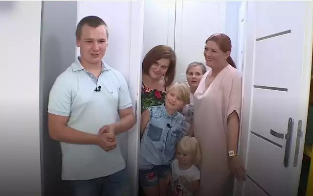 Rodzina Nankiewiczów z gminy Jasieniec nie kryła wzruszenia podczas oglądania nowego domu. Pierwsza z prawej prowadząca program Katarzyna Dowbor.