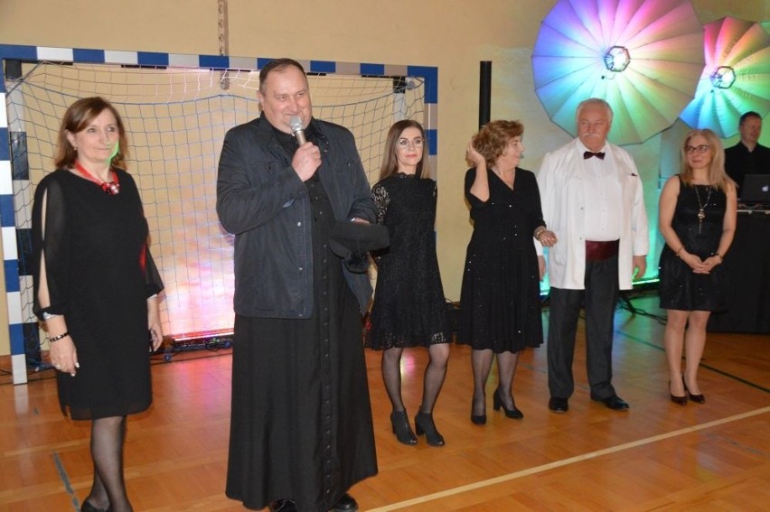 Uczestników balu przywitał proboszcz parafii pod wezwaniem...