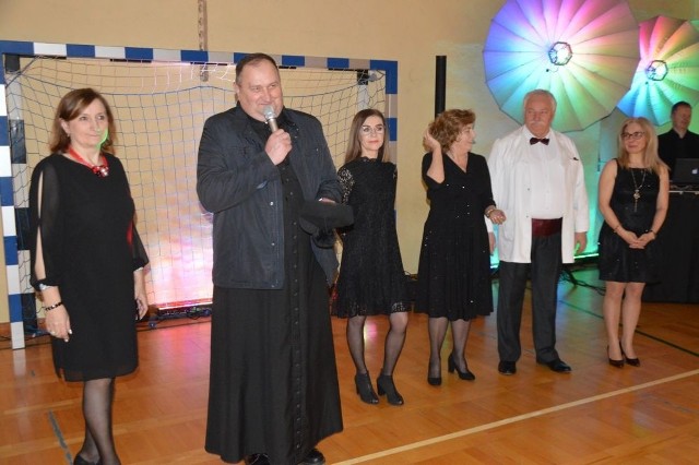 Uczestników balu przywitał proboszcz parafii pod wezwaniem świętego Alojzego Orione, ksiądz Sławomir Molendowski.