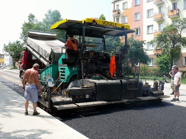 W sobotę drogowcy z radomskiej firmy Zyko-Dróg układali pierwszą warstwę asfaltu na ulicy Chałubińskiego.