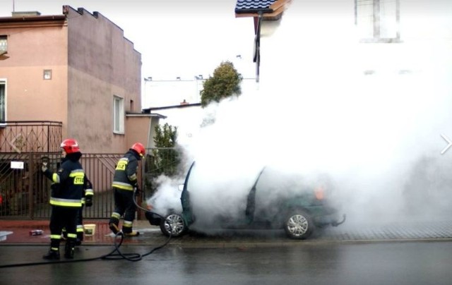 Płonący samochód gasili strażacy.