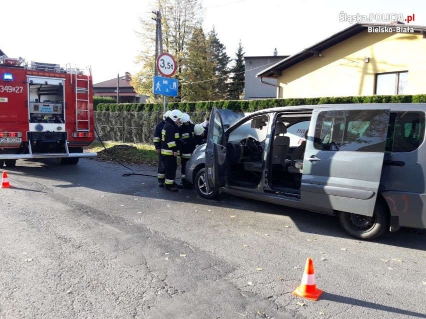 Bielsko-Biała: policjanci uratowali kobietę z płonącego pojazdu ZDJĘCIA