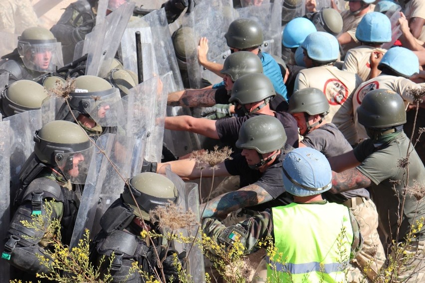 12 Brygada Zmechanizowana. Rozszalały tłum, mur tarcz. "Błękitne hełmy" ćwiczyły kryzys w Libanie. ZDJĘCIA 