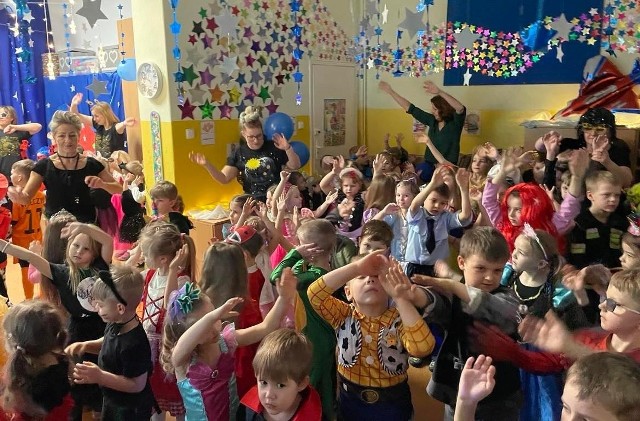 W Przedszkolu "Muzyczna Kraina" w Inowrocławiu odbyły się bale karnawałowe. Bawiono się w kosmicznej atmosferze. Niektóre z dzieciaków odwiedził sam Mikołaj Kopernik