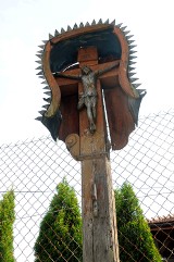 Drewniany krzyż przy Bieżanowskiej popada w ruinę [INTERWENCJA]