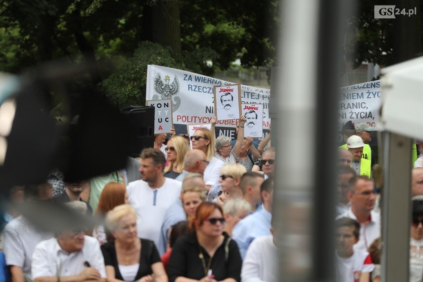 Pomnik Lecha Kaczyńskiego w Szczecinie odsłonięty z pompą. Prezydent w dynamicznej pozie, zamyślony nad Polską  [ZDJĘCIA]