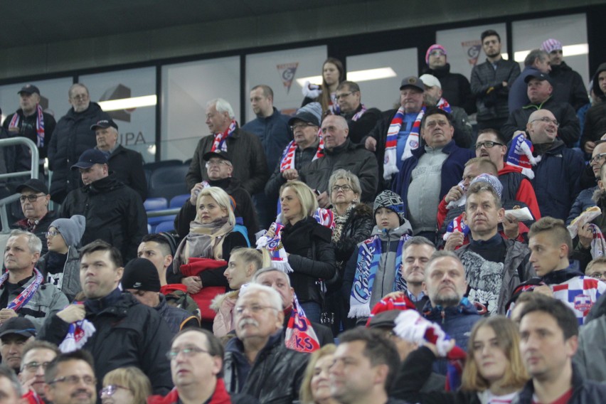 Górnik Zabrze - Śląsk Wrocław. Kibice odśpiewali hymn ZDJĘCIA KIBICÓW