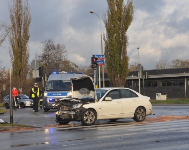 Wypadek na skrzyżowaniu al. Jana Pawła II z ul. Obywatelską. Ranna kobieta
